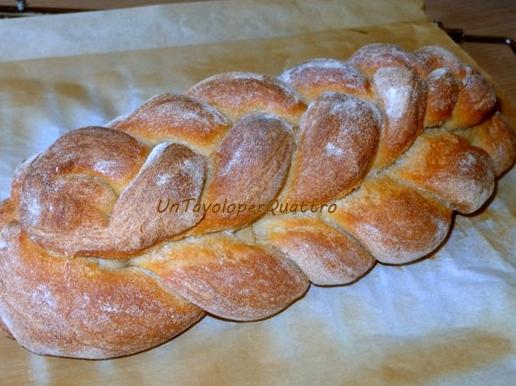 Treccia di pane con farro e semola